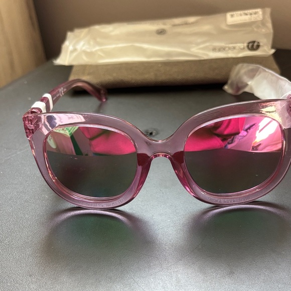 Peepers Accessories - Peepers pink reading sunglasses. 1.50 Readers